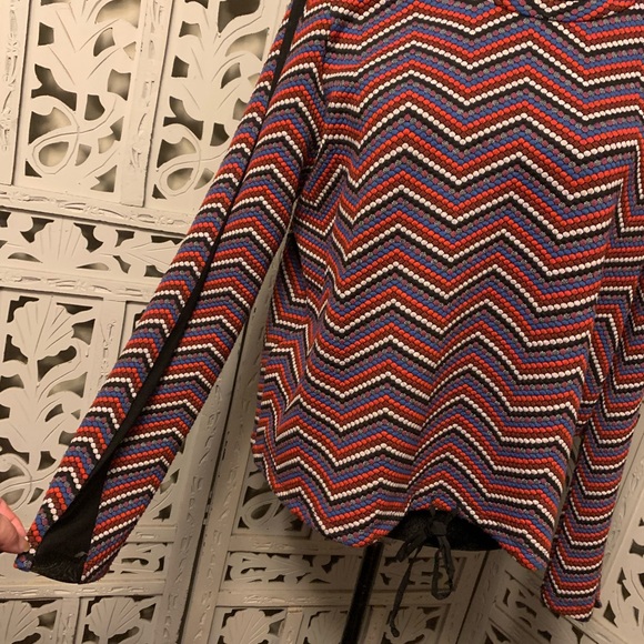 BCBGeneration! CUTE BLACK BLUE RED PATTERN TEXTURED STRETCHY LONG SLEEVE TOP - Picture 4 of 8